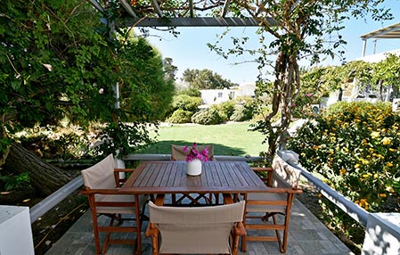 Βεράντα με θέα στον κήπο