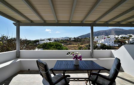 Βεράντα με θέα στον Αρτεμώνα